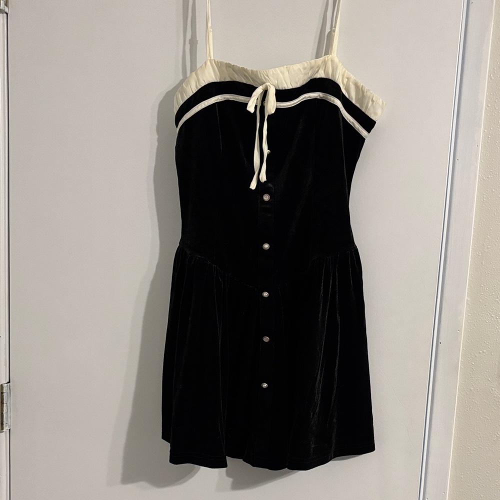 Elegant Black and Cream Midi Dress